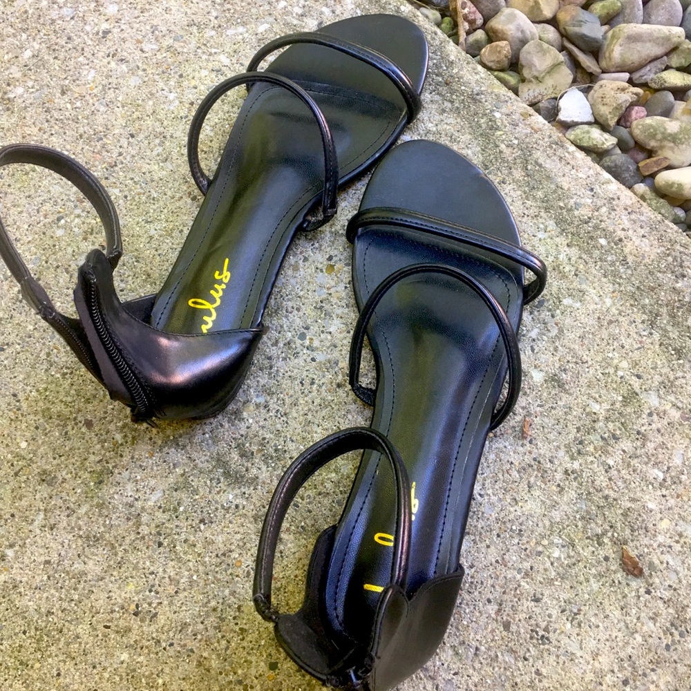 Strappy flat, black sandals